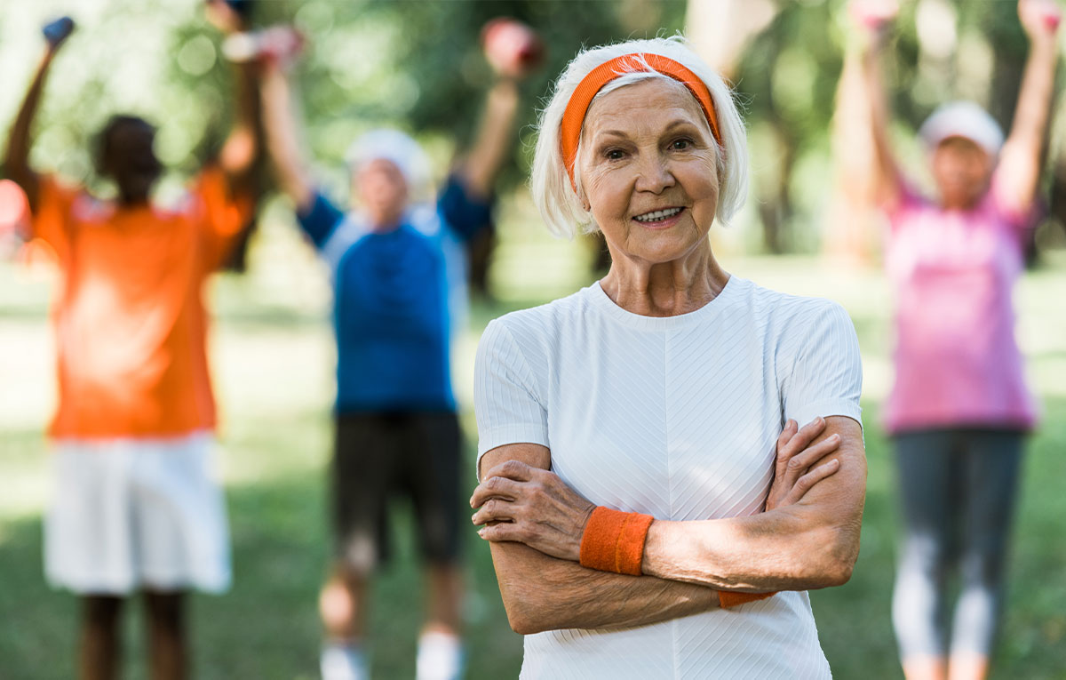 Ältere Frau bei leichter Bewegung im Freien zur Förderung der Gesundheit im Alter